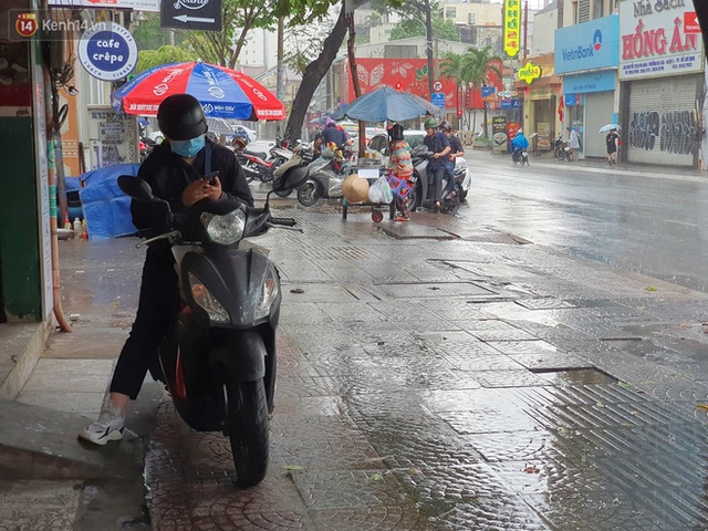 ẢNH: Mưa lớn bất ngờ vào giữa trưa, người Sài Gòn được giải nhiệt sau những ngày nắng nóng oi bức - Ảnh 12. ẢNH: Mưa lớn bất ngờ vào giữa trưa, người Sài Gòn được giải nhiệt sau những ngày nắng nóng oi bức - Ảnh 12.