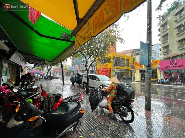 ẢNH: Mưa lớn bất ngờ vào giữa trưa, người Sài Gòn được giải nhiệt sau những ngày nắng nóng oi bức - Ảnh 15. ẢNH: Mưa lớn bất ngờ vào giữa trưa, người Sài Gòn được giải nhiệt sau những ngày nắng nóng oi bức - Ảnh 15.