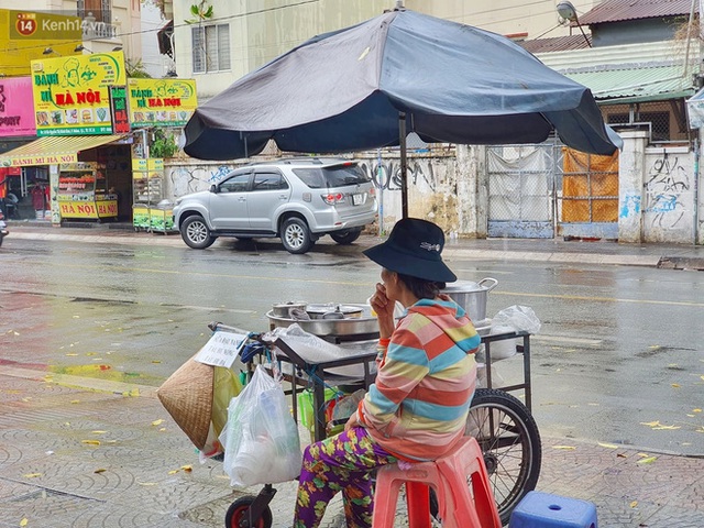 ẢNH: Mưa lớn bất ngờ vào giữa trưa, người Sài Gòn được giải nhiệt sau những ngày nắng nóng oi bức - Ảnh 17.