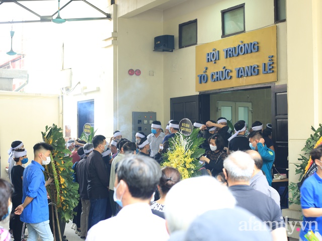 Nhói lòng những ánh mắt ngây thơ cùng nhành hoa trắng tiễn đưa nạn nhân nhỏ tuổi nhất trong vụ cháy nhà kinh hoàng trên phố Tôn Đức Thắng - Ảnh 6. Nhói lòng những ánh mắt ngây thơ cùng nhành hoa trắng tiễn đưa nạn nhân nhỏ tuổi nhất trong vụ cháy nhà kinh hoàng trên phố Tôn Đức Thắng - Ảnh 6.