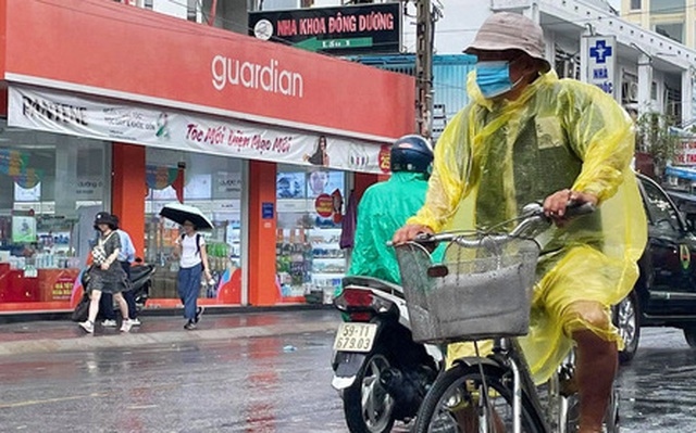 ẢNH: Mưa lớn bất ngờ vào giữa trưa, người Sài Gòn được giải nhiệt sau những ngày nắng nóng oi bức