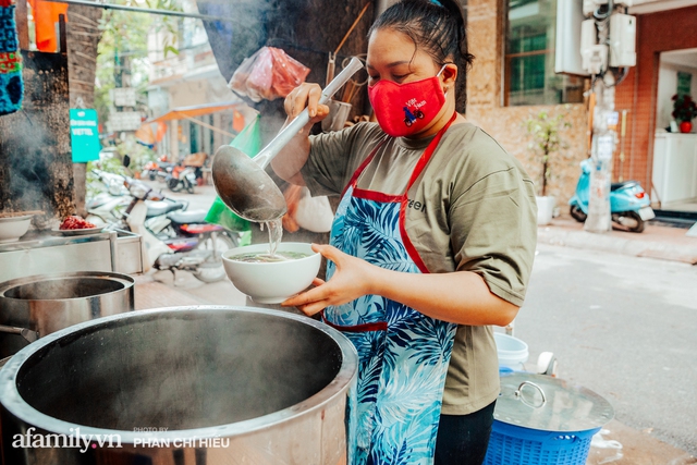 Quán phở diễn xiếc lạ nhất Hà Nội: Đội tô nước lèo nóng hổi thăng bằng trên đầu, chân lướt như bay bằng xe điện trong khu ngõ nhỏ để phục vụ khách - Ảnh 11.