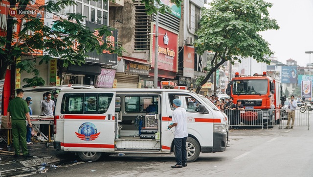 Lời kể đau xót của các chiến sĩ chữa cháy dùng tay đào bới, tìm kiếm 4 thi thể trong đống đổ nát: Hai mẹ con nằm ôm nhau, mặt cháu bé úp vào ngực mẹ - Ảnh 13.