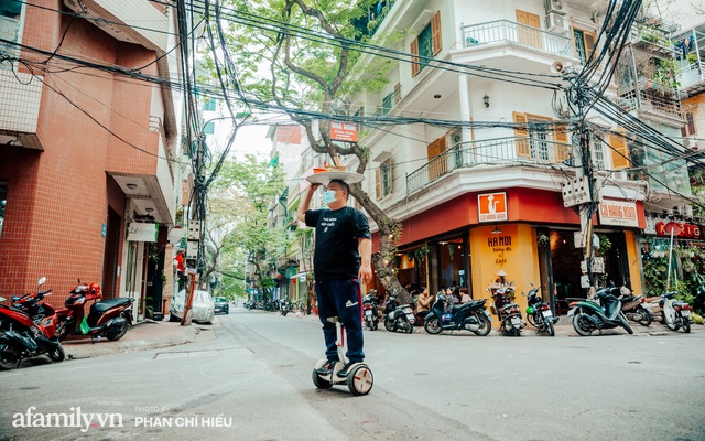 Quán phở "diễn xiếc" lạ nhất Hà Nội: Đội tô nước lèo nóng hổi thăng bằng trên đầu, chân lướt như bay bằng xe điện trong khu ngõ nhỏ để phục vụ khách