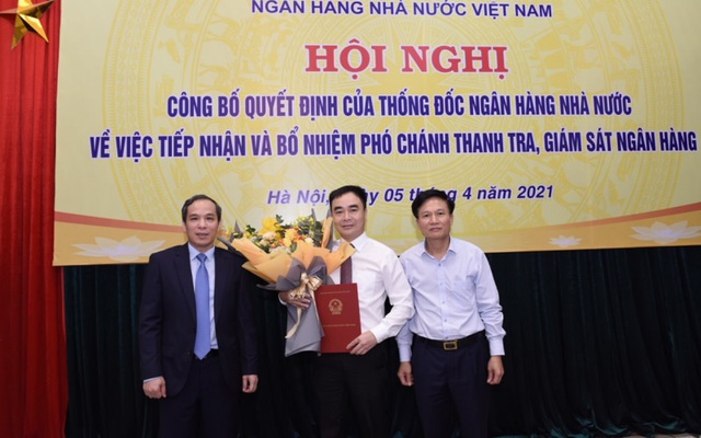 Ông Nguyễn Tuấn Anh (đứng giữa) đón nhận Quyết định tiếp nhận và bổ nhiệm