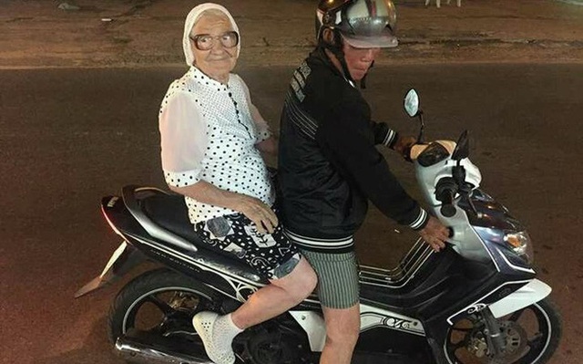 Cụ bà U90 người Nga dốc hết tiền tiết kiệm để đi du lịch khắp thế giới, đến Việt Nam "cưỡi" xe máy vi vu ngắm cảnh "chất hơn nước cất"