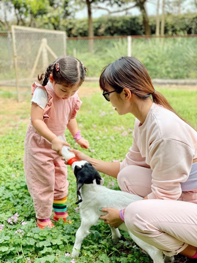 Sau 1 năm cho con đi học sớm, vợ chồng siêu mẫu Hà Anh hạnh phúc vì bé Myla bộc lộ nhiều tài năng, kiếm được tiền khi mới 3 tuổi nhờ page thời trang riêng - Ảnh 6.