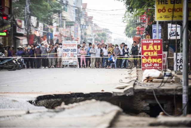  Sáng nay, hố tử thần ở Hà Nội đã lan rộng ra 50m2, đổ đất cát vào như muối bỏ biển - Ảnh 2.