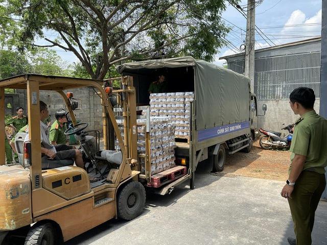 Kho hàng lậu giữa TP Long Khánh - Ảnh 2.