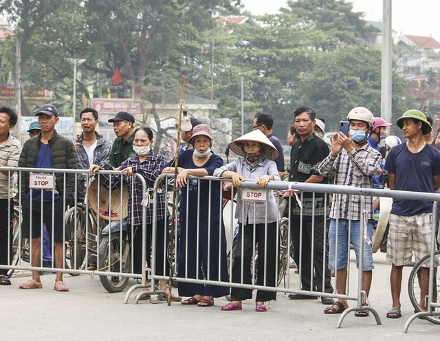  Sáng nay, hố tử thần ở Hà Nội đã lan rộng ra 50m2, đổ đất cát vào như muối bỏ biển - Ảnh 3.