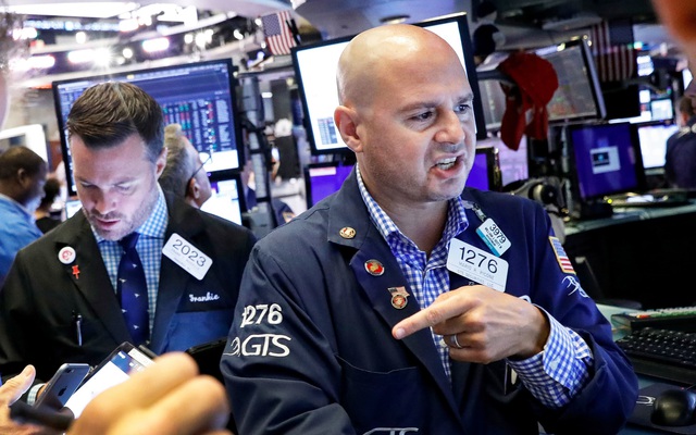 Rớt hơn 100 điểm, Dow Jones và S&P 500 trượt khỏi đỉnh lịch sử