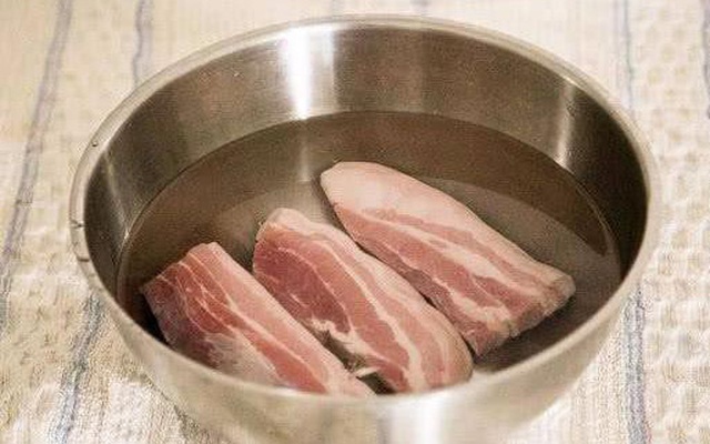 Người Việt cần bỏ ngay 4 kiểu rã đông thịt cá đầy tai hại này vì sẽ khiến thức ăn mất chất lại sản sinh thêm độc tố
