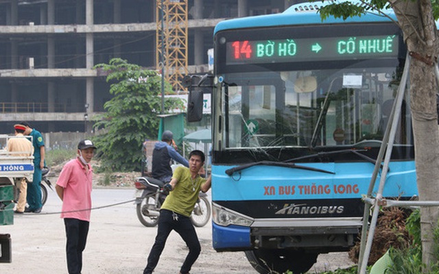 Chùm ảnh: Hiện trường vụ xe buýt đi sai tuyến đường, lao lên vỉa hè đâm tử vong người đi bộ tại Hà Nội