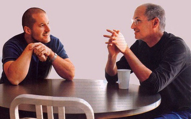 Cựu nhân viên Apple hé lộ sở thích kỳ lạ của Steve Jobs: Tắt iPhone và trốn đi chơi "đồ hàng" cùng Jony Ive