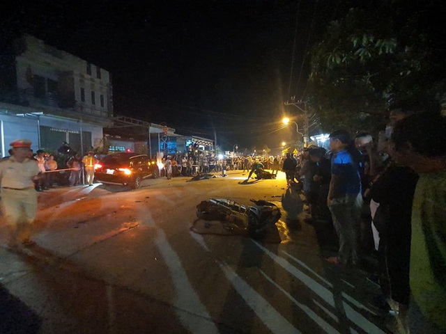 Nóng: Ô tô tông hàng loạt xe máy, 2 người chết, 6 người bị thương - Ảnh 4.