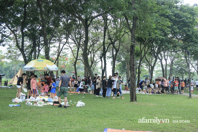 Công viên Yên Sở đông nghịt người cắm trại, vui chơi ngày nghỉ lễ 1/5 - Ảnh 2.