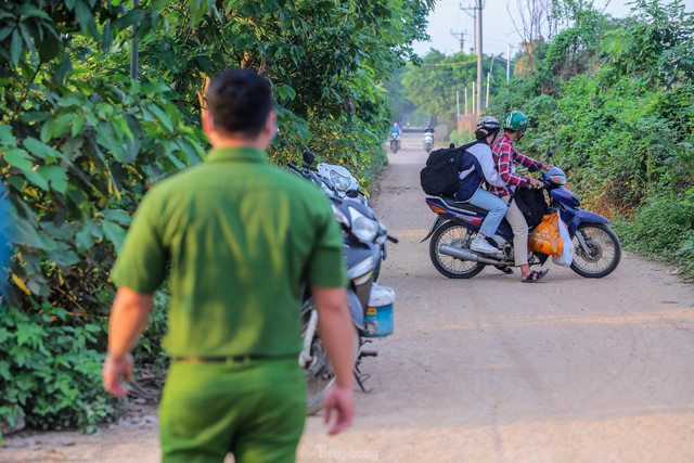  Chặn lối ra bãi bồi chân cầu Vĩnh Tuy, hàng trăm người tiếc nuối quay xe  - Ảnh 11.