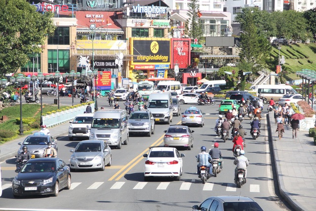  Mất 20 giờ chưa tới Đà Lạt do kẹt xe kinh hoàng ở đèo Bảo Lộc, Quốc lộ 20  - Ảnh 4.