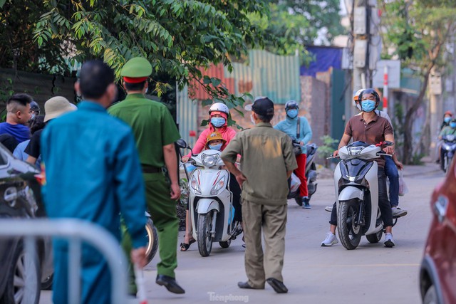  Chặn lối ra bãi bồi chân cầu Vĩnh Tuy, hàng trăm người tiếc nuối quay xe  - Ảnh 7.