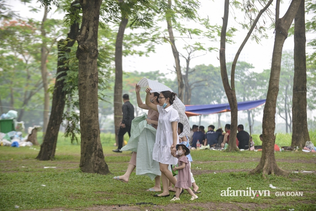 Công viên Yên Sở đông nghịt người cắm trại, vui chơi ngày nghỉ lễ 1/5 - Ảnh 9.