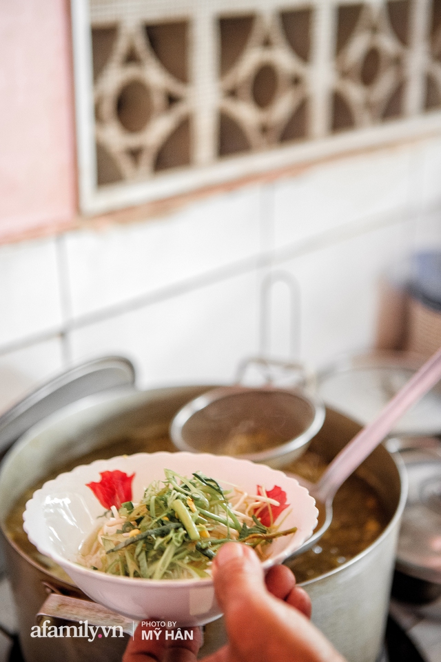 Không phải đầu bếp, nhưng hai thầy cô giáo ở miền Tây đã làm nên món ăn được xác lập kỷ lục 50 món đặc sản nổi tiếng nhất Việt Nam, bất ngờ về người nắm giữ công thức bí mật! - Ảnh 11.