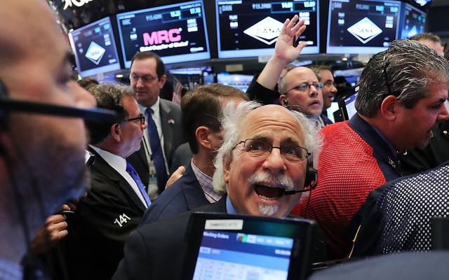 Cổ phiếu công nghệ ồ ạt bị bán tháo, Phố Wall đảo chiều sau khi Dow Jones vượt 35.000 điểm