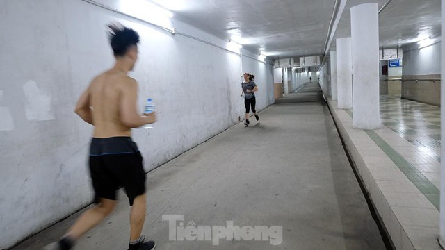Hà Nội: Trốn lực lượng chức năng, người dân chui xuống hầm đi bộ tập thể dục - Ảnh 5.