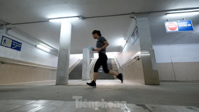 Hà Nội: Trốn lực lượng chức năng, người dân chui xuống hầm đi bộ tập thể dục - Ảnh 8.