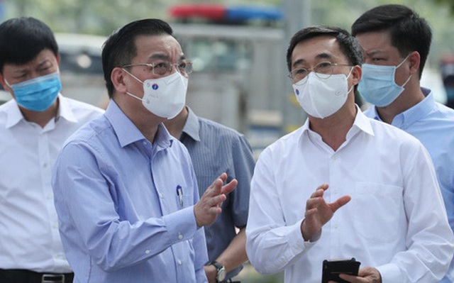 Ông Chu Ngọc Anh (thứ 2, từ trái qua) cùng Thứ trưởng Bộ Y tế Trần Văn Thuấn kiểm tra việc phong tỏa BV K cơ sở Tân Triều.