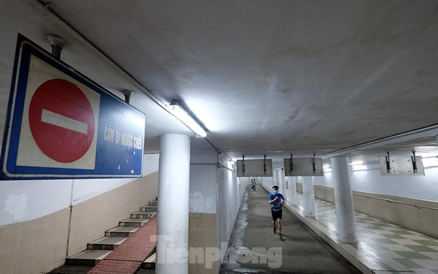Hà Nội: Trốn lực lượng chức năng, người dân chui xuống hầm đi bộ tập thể dục