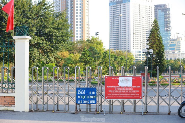 Hà Nội lập chốt ngăn người dân vượt rào tập thể dục ở công viên, vườn hoa - Ảnh 10.