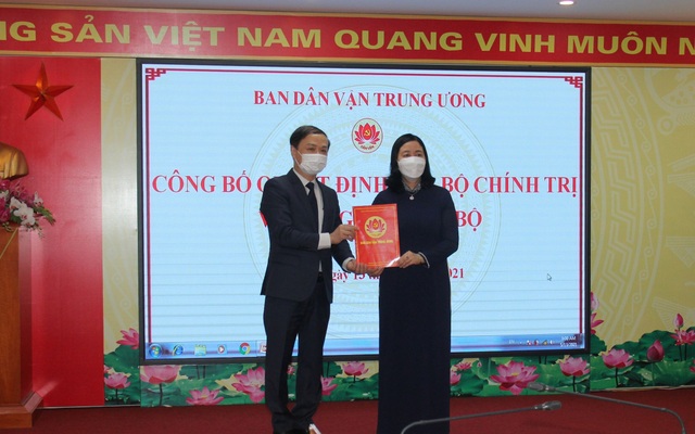 Bà Bùi Thị Minh Hoài, Bí thư Trung ương Đảng, Trưởng Ban Dân vận Trung ương, trao quyết định cho ông Phạm Tất Thắng