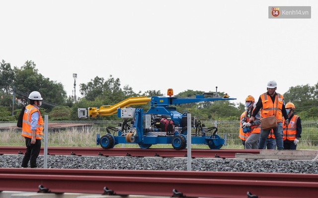 TP.HCM: Toàn cảnh lắp ráp đoàn tàu Metro số 1 nặng 37 tấn vào đường ray, sẵn sàng chạy thử - Ảnh 2.