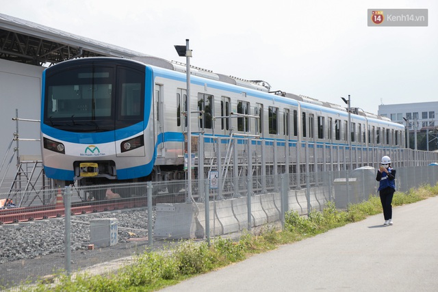 TP.HCM: Toàn cảnh lắp ráp đoàn tàu Metro số 1 nặng 37 tấn vào đường ray, sẵn sàng chạy thử - Ảnh 14.