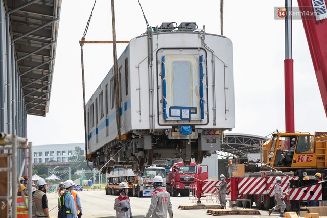 TP.HCM: Toàn cảnh lắp ráp đoàn tàu Metro số 1 nặng 37 tấn vào đường ray, sẵn sàng chạy thử - Ảnh 5.