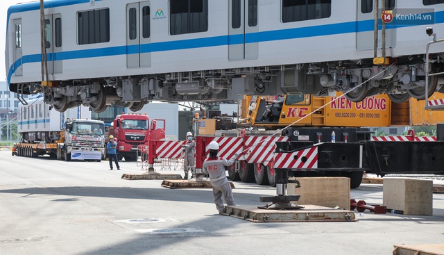 TP.HCM: Toàn cảnh lắp ráp đoàn tàu Metro số 1 nặng 37 tấn vào đường ray, sẵn sàng chạy thử - Ảnh 6.