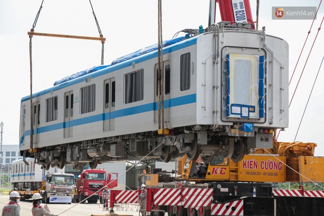 TP.HCM: Toàn cảnh lắp ráp đoàn tàu Metro số 1 nặng 37 tấn vào đường ray, sẵn sàng chạy thử - Ảnh 7.