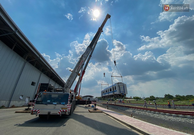 TP.HCM: Toàn cảnh lắp ráp đoàn tàu Metro số 1 nặng 37 tấn vào đường ray, sẵn sàng chạy thử - Ảnh 8.