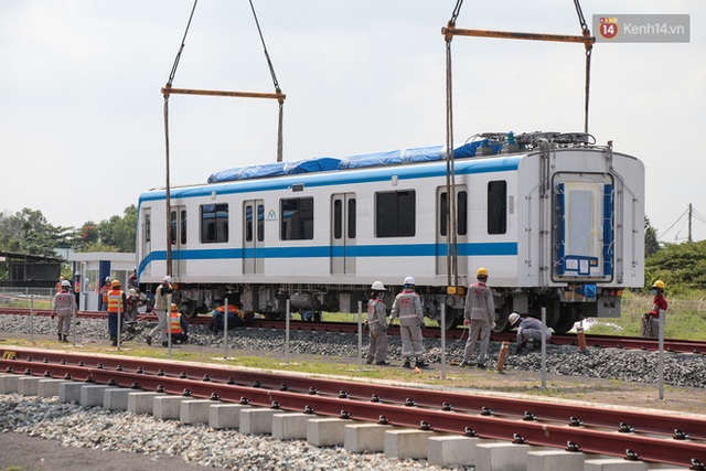 TP.HCM: Toàn cảnh lắp ráp đoàn tàu Metro số 1 nặng 37 tấn vào đường ray, sẵn sàng chạy thử - Ảnh 9.