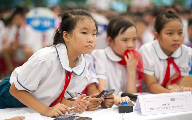 Hà Nội cho nghỉ hè sớm chờ đến trường mới kiểm tra học kỳ, phụ huynh người lo ngay ngáy vì sợ kiến thức con “rơi vãi”, người phấn khởi vì “mong nghỉ từ lâu”