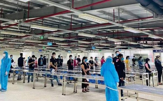 Nhân viên y tế căng mình trong nắng nóng xét nghiệm hơn 80.000 công nhân ở Bắc Giang