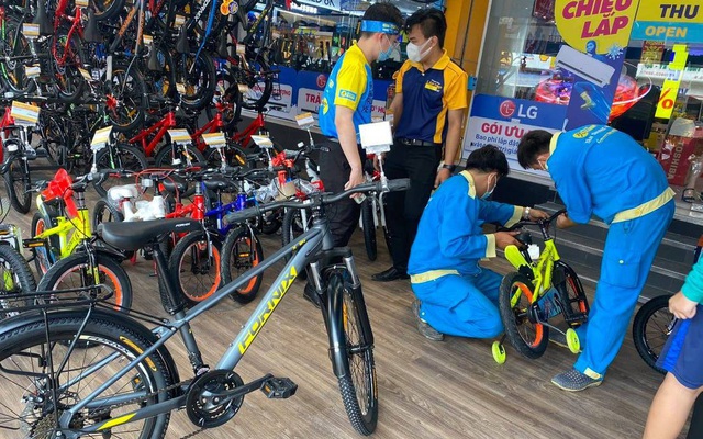 Gian hàng bán xe đạp tại một cửa hàng Điện máy Xanh.