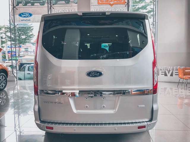 Đại lý đua xả hàng Ford Tourneo giảm 100 triệu đồng: Sản xuất 2021, số lượng ít, đủ loại quà tặng kèm - Ảnh 3.