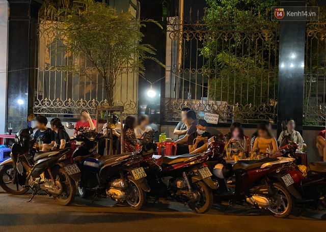  Cuối tuần, khách nhậu Sài Gòn ngồi chật kín quán, giới trẻ tụ tập tràn vỉa hè giữa dịch Covid-19 - Ảnh 4.