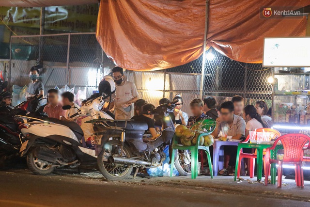  Cuối tuần, khách nhậu Sài Gòn ngồi chật kín quán, giới trẻ tụ tập tràn vỉa hè giữa dịch Covid-19 - Ảnh 5.