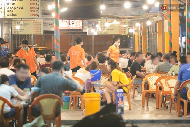  Cuối tuần, khách nhậu Sài Gòn ngồi chật kín quán, giới trẻ tụ tập tràn vỉa hè giữa dịch Covid-19 - Ảnh 10.