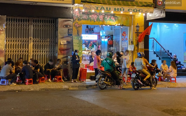 Cuối tuần, khách nhậu Sài Gòn ngồi chật kín quán, giới trẻ tụ tập tràn vỉa hè giữa dịch Covid-19