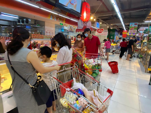 Nhiều quán cà phê, siêu thị Hà Nội kín khách, không giữ khoảng cách - Ảnh 2.