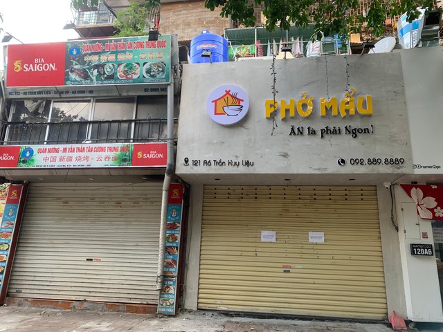 Nhiều quán cà phê, siêu thị Hà Nội kín khách, không giữ khoảng cách - Ảnh 11.