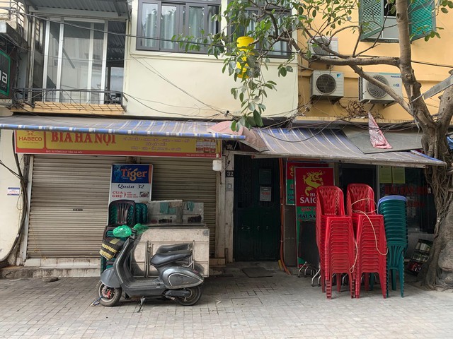 Nhiều quán cà phê, siêu thị Hà Nội kín khách, không giữ khoảng cách - Ảnh 12.